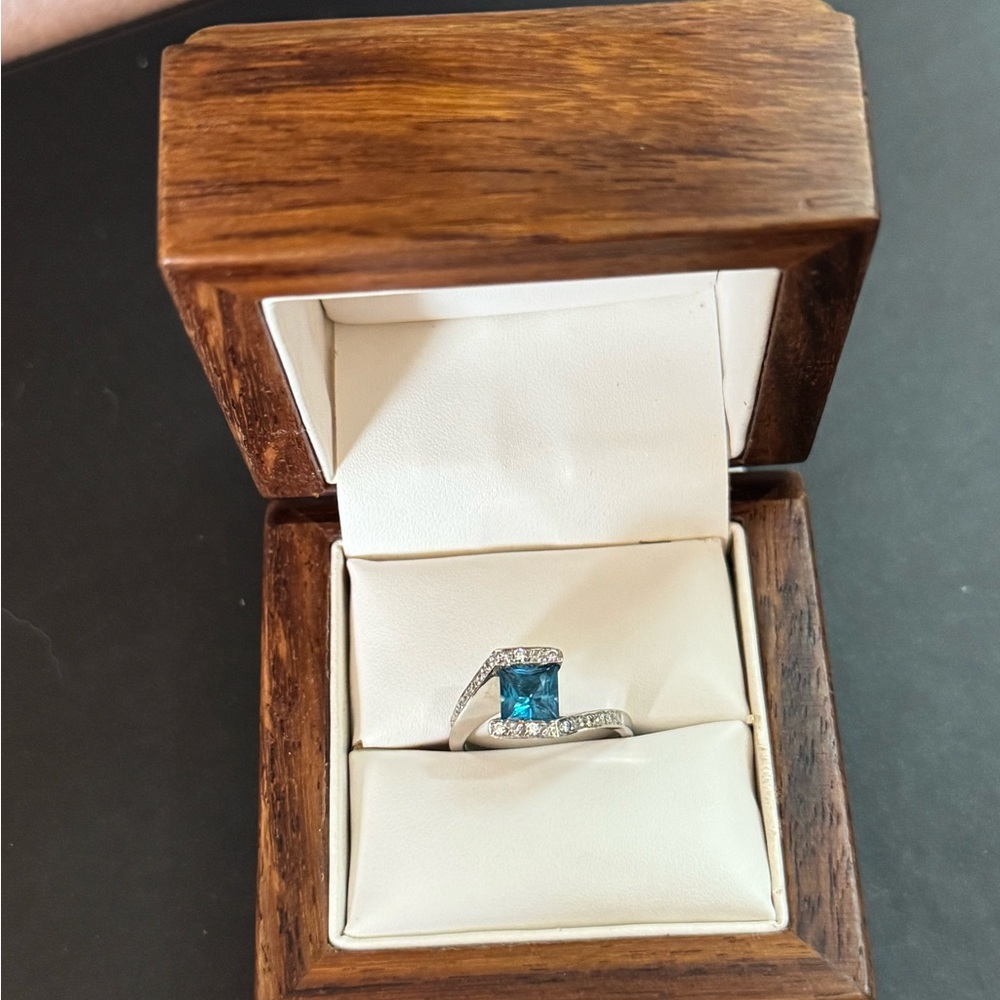 14k White Gold Blue Topaz Ring 4.44 grams